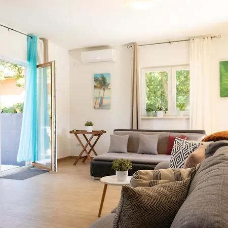 S Privatnim Bazenom Villa *
