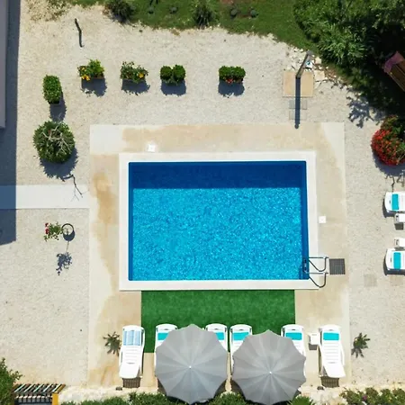 S Privatnim Bazenom Villa *
