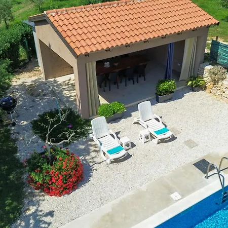S Privatnim Bazenom Villa