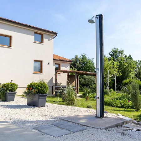Villa S Privatnim Bazenom Ližnjan