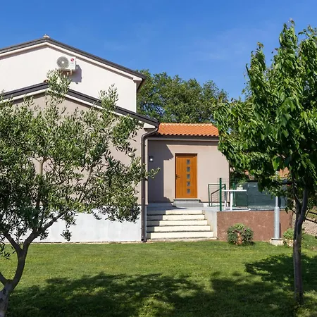 S Privatnim Bazenom Villa